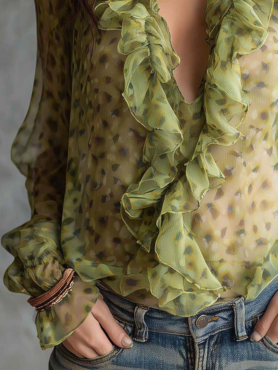 Blusa transparente verde lima con volantes y escote pronunciado.