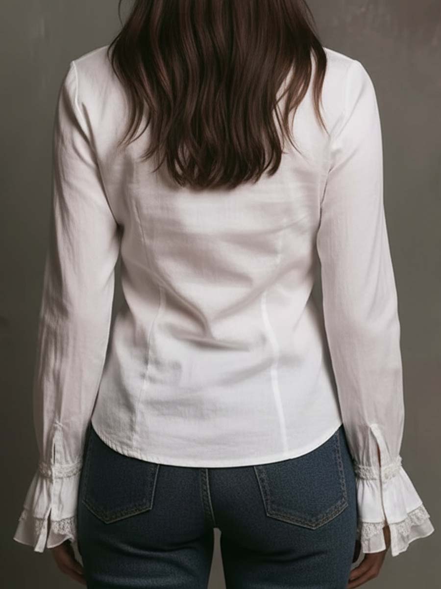 Blusa blanca con volantes y ribete de encaje.