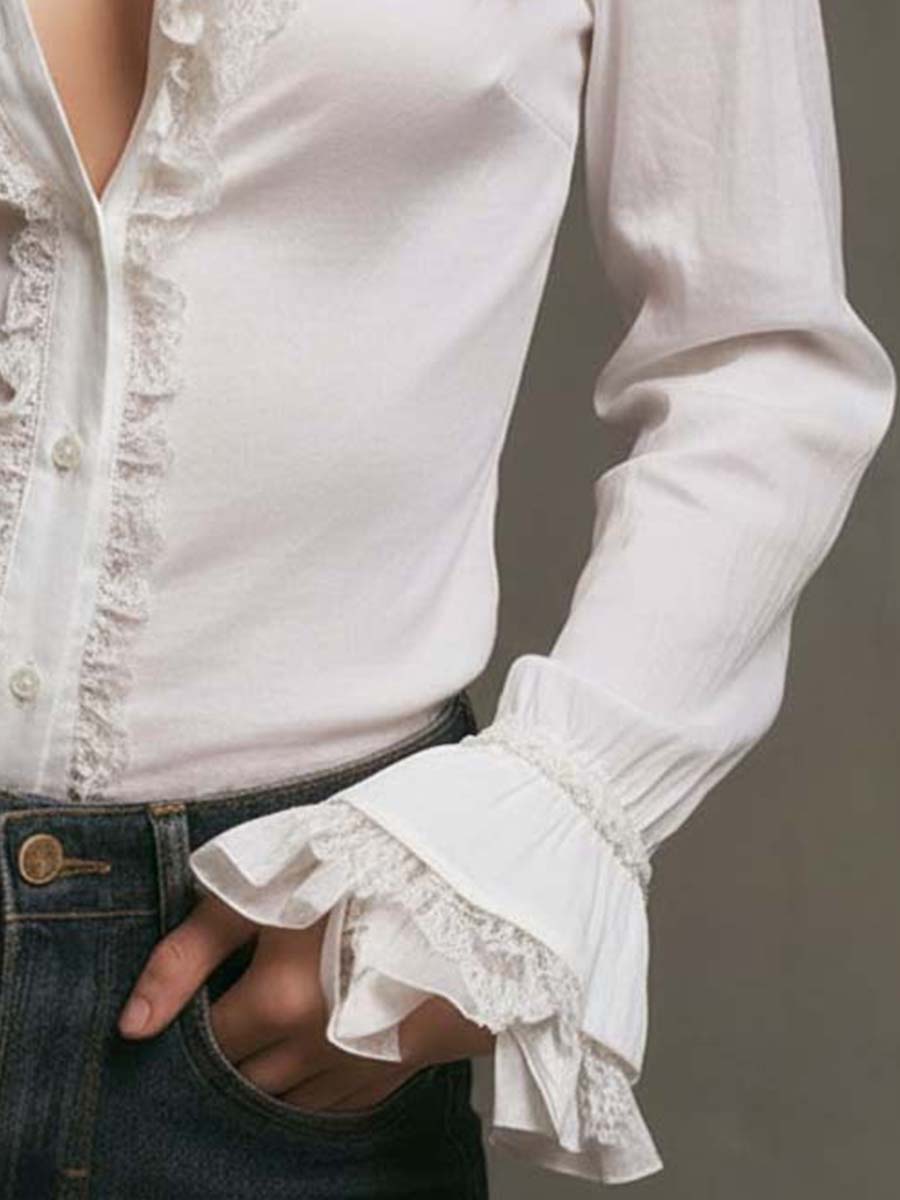Blusa blanca con volantes y ribete de encaje.