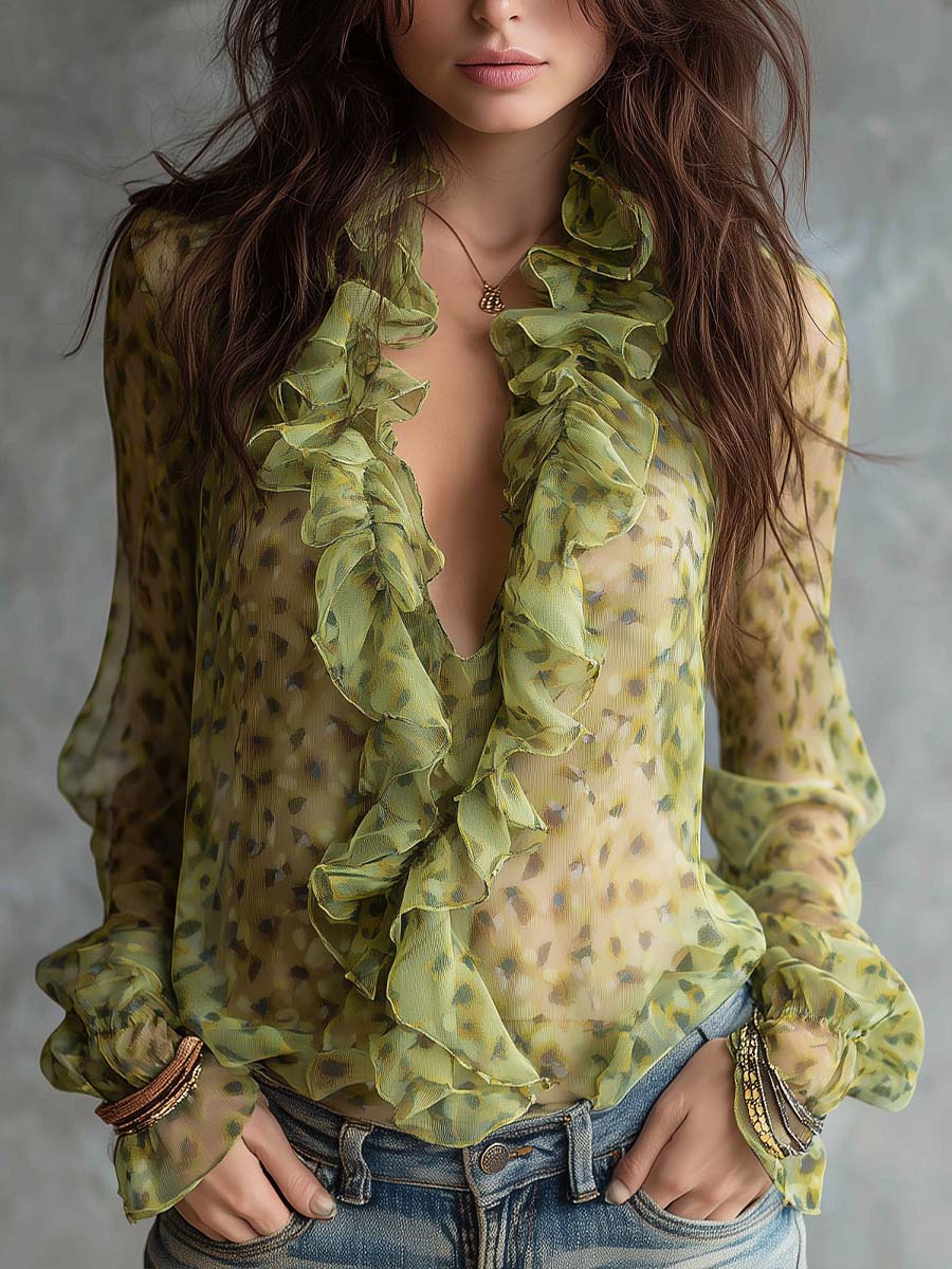 Blusa transparente verde lima con volantes y escote pronunciado.