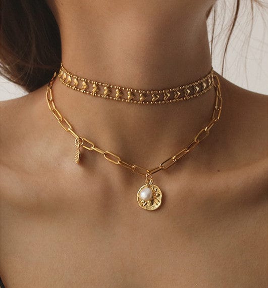 Collar de oro con moneda en relieve y perla