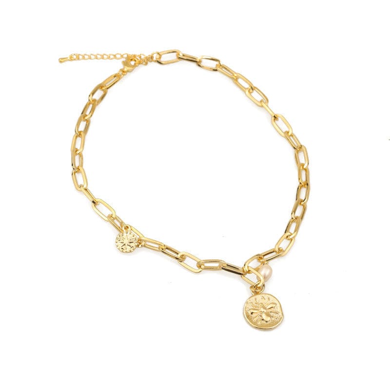 Collar de oro con moneda en relieve y perla