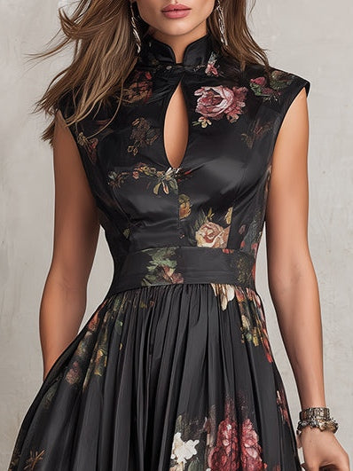 Vestido midi Violetta negro de satén plisado con motivo floral y escote con abertura.