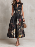 Vestido midi Violetta negro de satén plisado con motivo floral y escote con abertura.