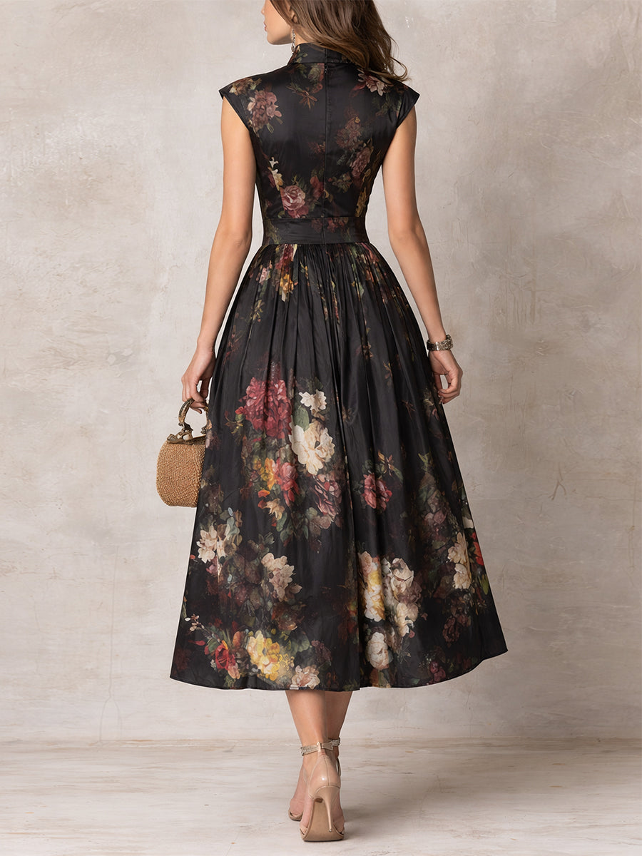 Vestido midi Violetta negro de satén plisado con motivo floral y escote con abertura.