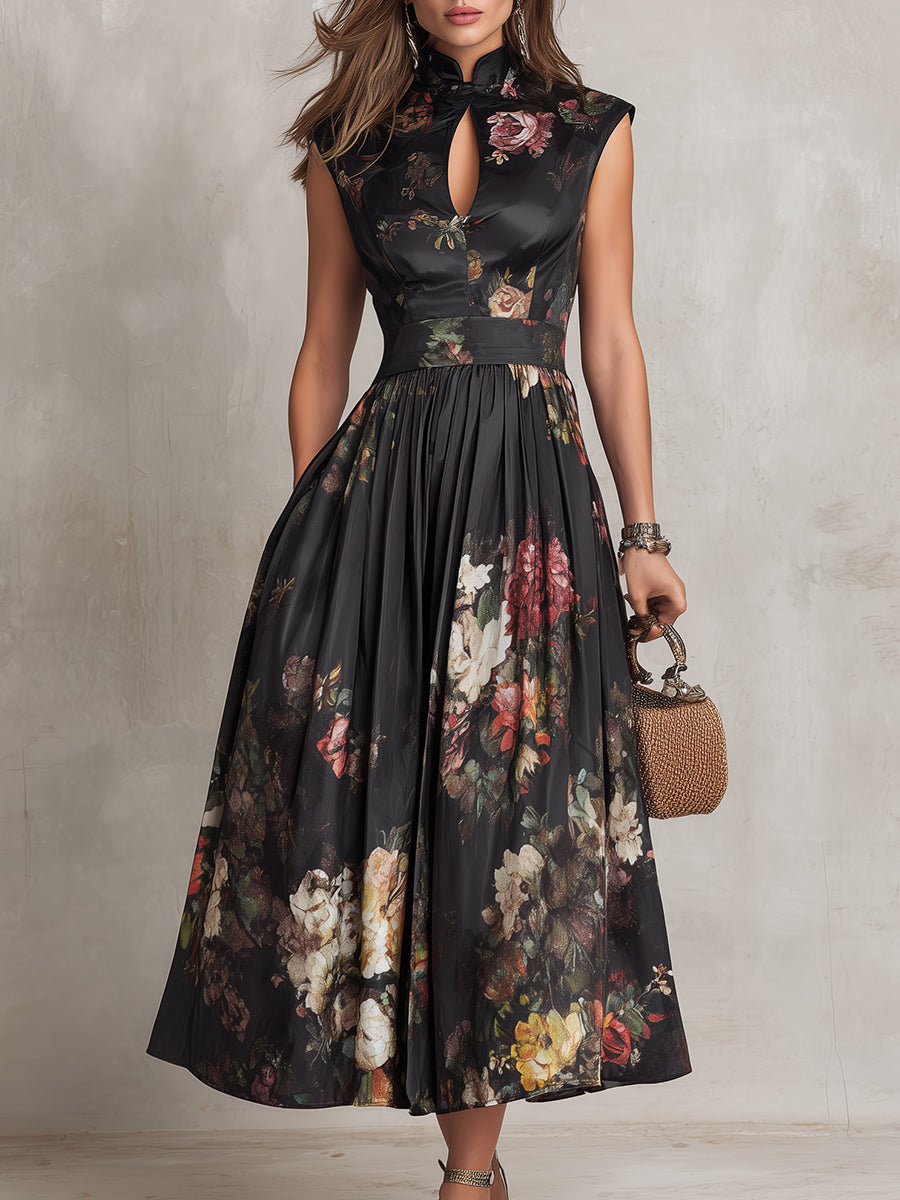 Vestido midi Violetta negro de satén plisado con motivo floral y escote con abertura.