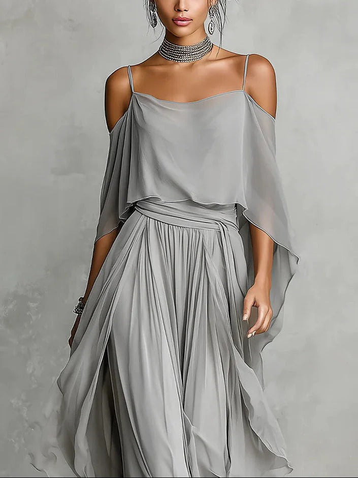 Conjunto Isabela gris fluido con top de tirantes finos y pantalón ligero.